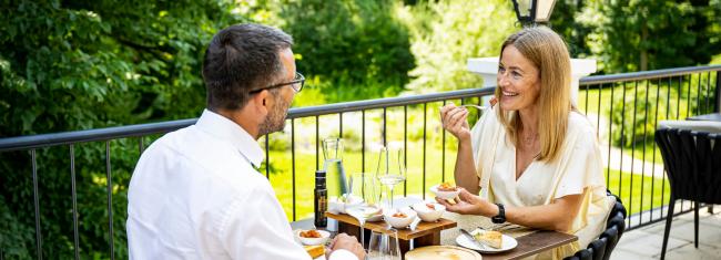 Tavolata genießen auf der Terrasse Paar auf der Restaurantterrasse