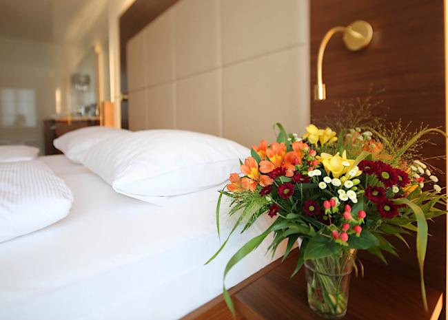 Blumen am Bett