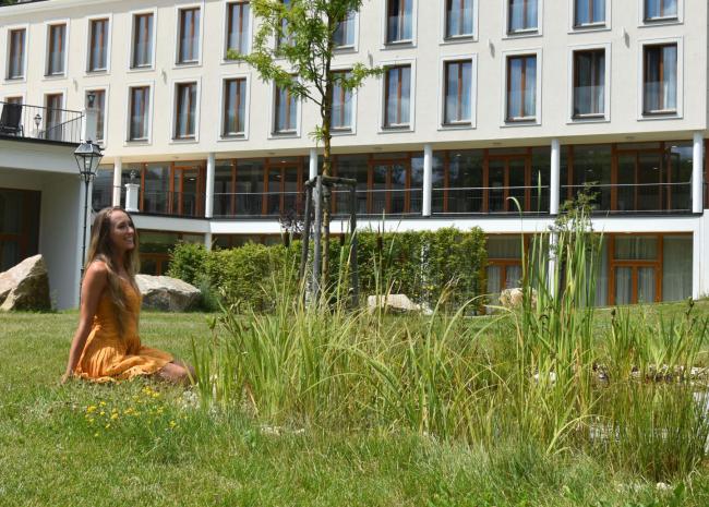 Junge Dame beim Biotop im Schlosspark Garten