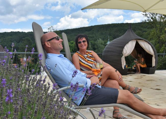 Pärchen genießt den Spa-Bereich