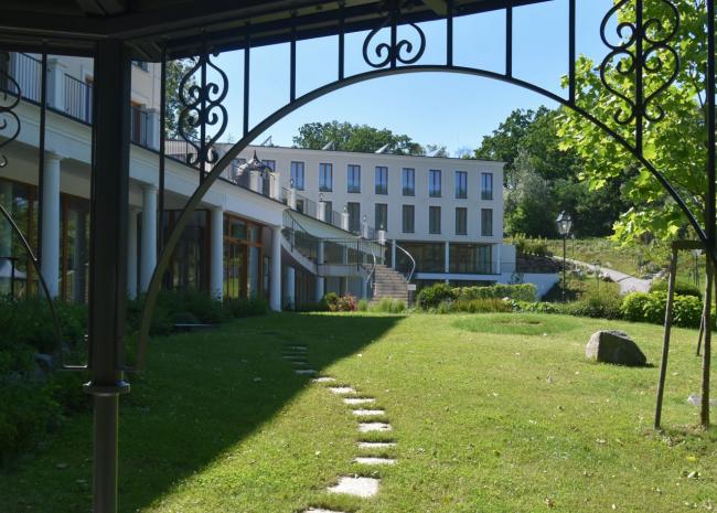 Pavillion mit Blick zum Hotel