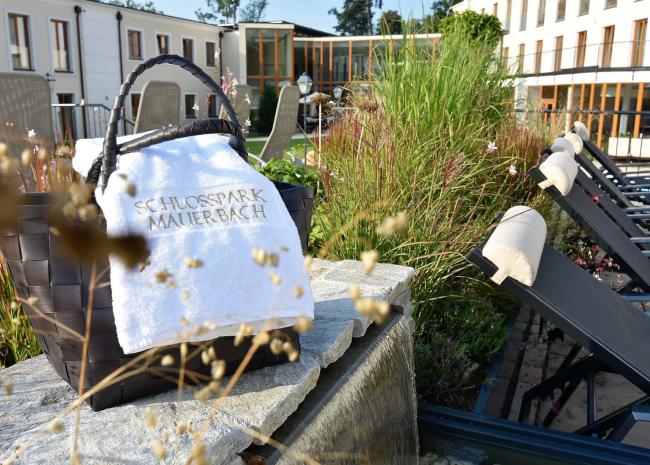 Handtuch im Korb beim Outdoor Pool
